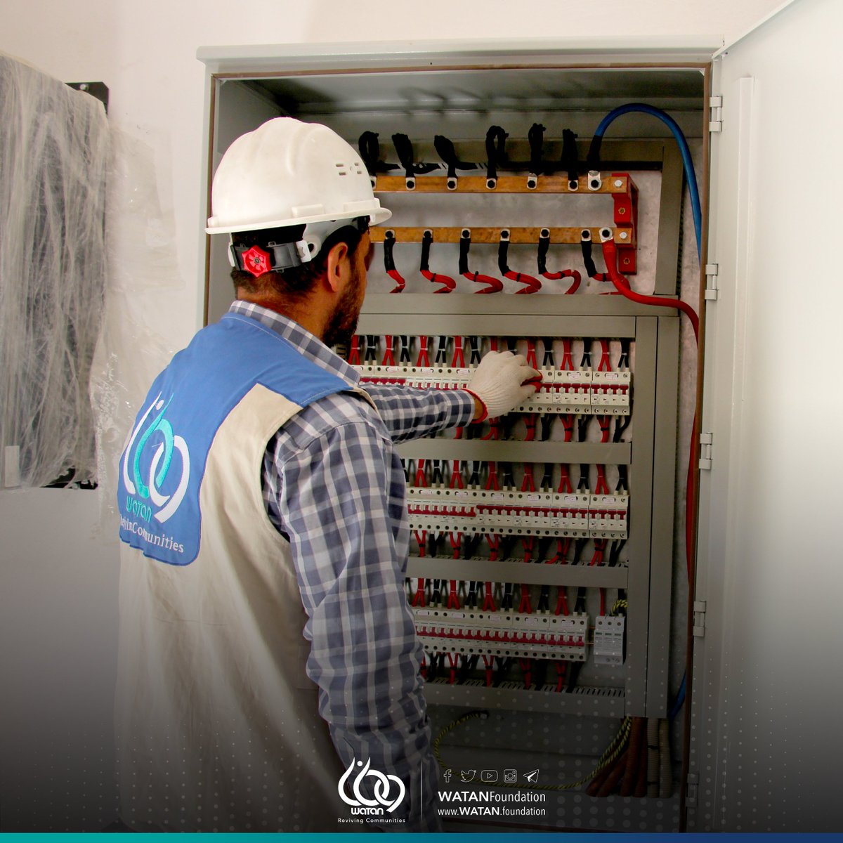WATANFoundation's tweet photo. Unprotected #solar_energy_systems are subject to frequent and significant damage, and may be out of service completely.
Therefore, the protection devices installed within the electrical panels will increase the current (SPD) to reduce the potential effects of #lightning_strikes. https://t.co/2xafO2JAsh
