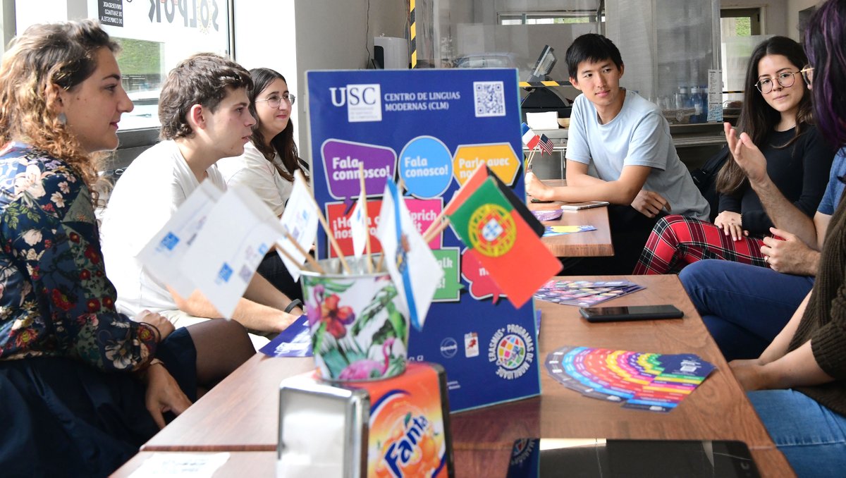 UniversidadeUSC's tweet photo. 📸Velaquí unha pequena escolma das imaxes que nos deixou onte unha xornada con 
☕️cafés de #linguas
 🩰 danza
🥎deporte
🎛️música
📸fotografía
🏛️visitas 
🚶‍♂️rutas guiadas

... e moito máis na #BenVidaUSC 🧵👇 https://t.co/VdOvAiORNH