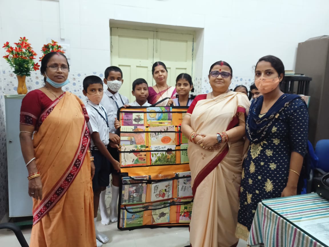 SMEOdisha's tweet photo. To create a wholesome learning environment for students, 58 RTS schools of Khordha district have been provided with Mathematics Kits &amp; Mobile Library Kits for establishing library-in-classroom with the help of @MyIndusIndBank  under #RoadToSchool Programme. https://t.co/mjsTVyaWq3