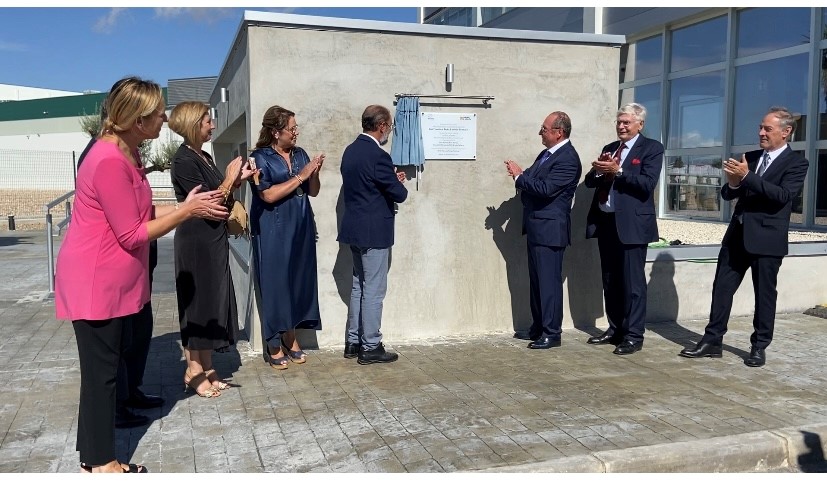 John Persenda, PDG du <a href="/legroupe_SPHERE/">Groupe SPHERE</a>, Jean-François Gallet, DG du <a href="/legroupe_SPHERE/">Groupe SPHERE</a> et Alfonso Biel, président de <a href="/SphereSpain/">Sphere Spain</a> en présence de plusieurs personnalités dévoilent la plaque commémorative relative à l'inauguration de son site industriel à Pedrola (Espagne) #rse