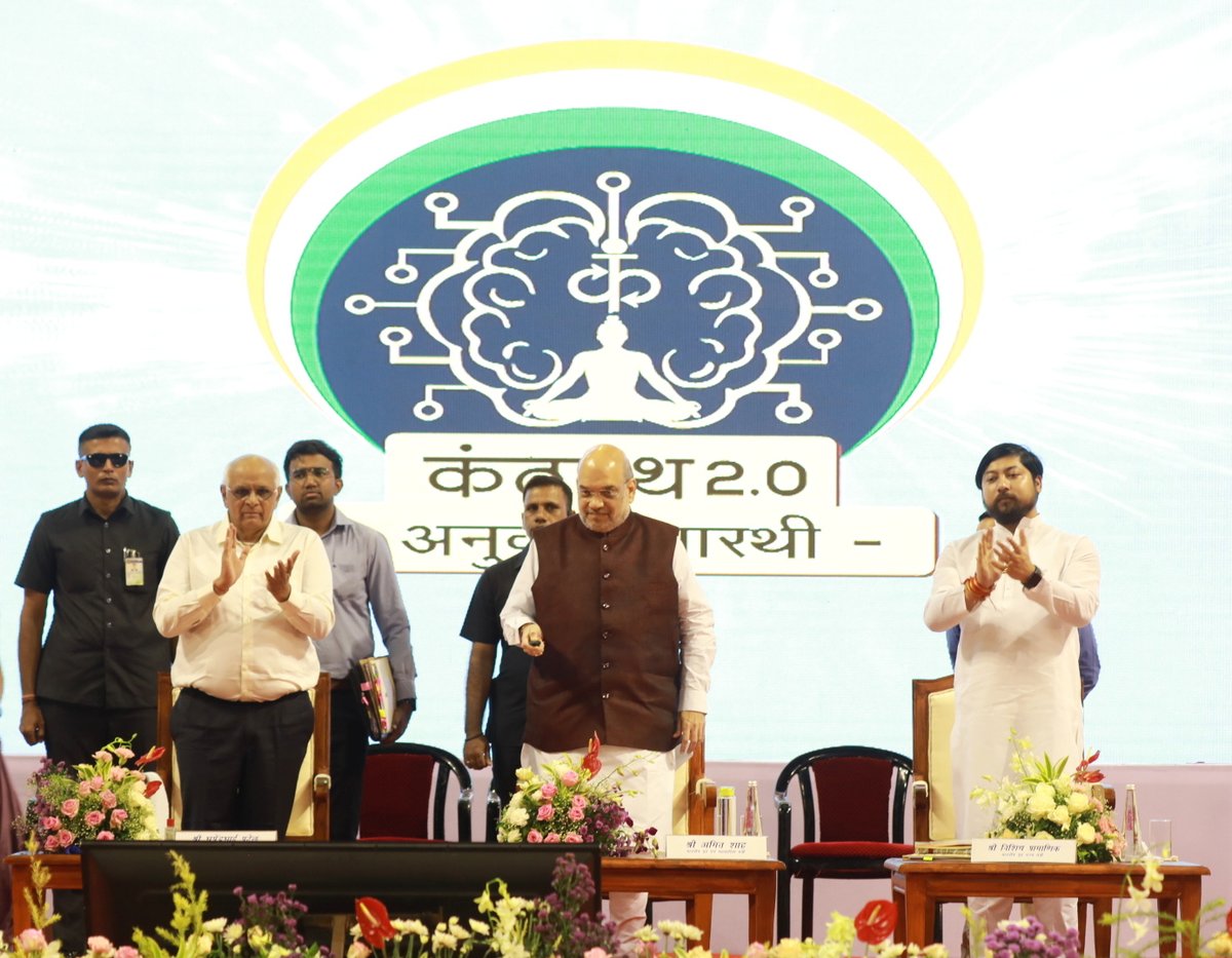 AmitShah's tweet photo. हिंदी का गौरव बढ़ाकर उसे समृद्ध बनाने हेतु नये-नये प्रयोग कर मोदी सरकार पूरी तत्परता से कार्यरत है।

इसी दिशा में आज हिंदी से हिंदी बृहत् शब्दकोश ‘हिंदी शब्द सिंधु (संस्करण-1)’, कंठस्थ 2.0 टूल का लोकार्पण किया साथ ही इसरो द्वारा प्रकाशित ‘काव्य गाथा’ पुस्तक का विमोचन भी किया। https://t.co/Hrh6crpSYD