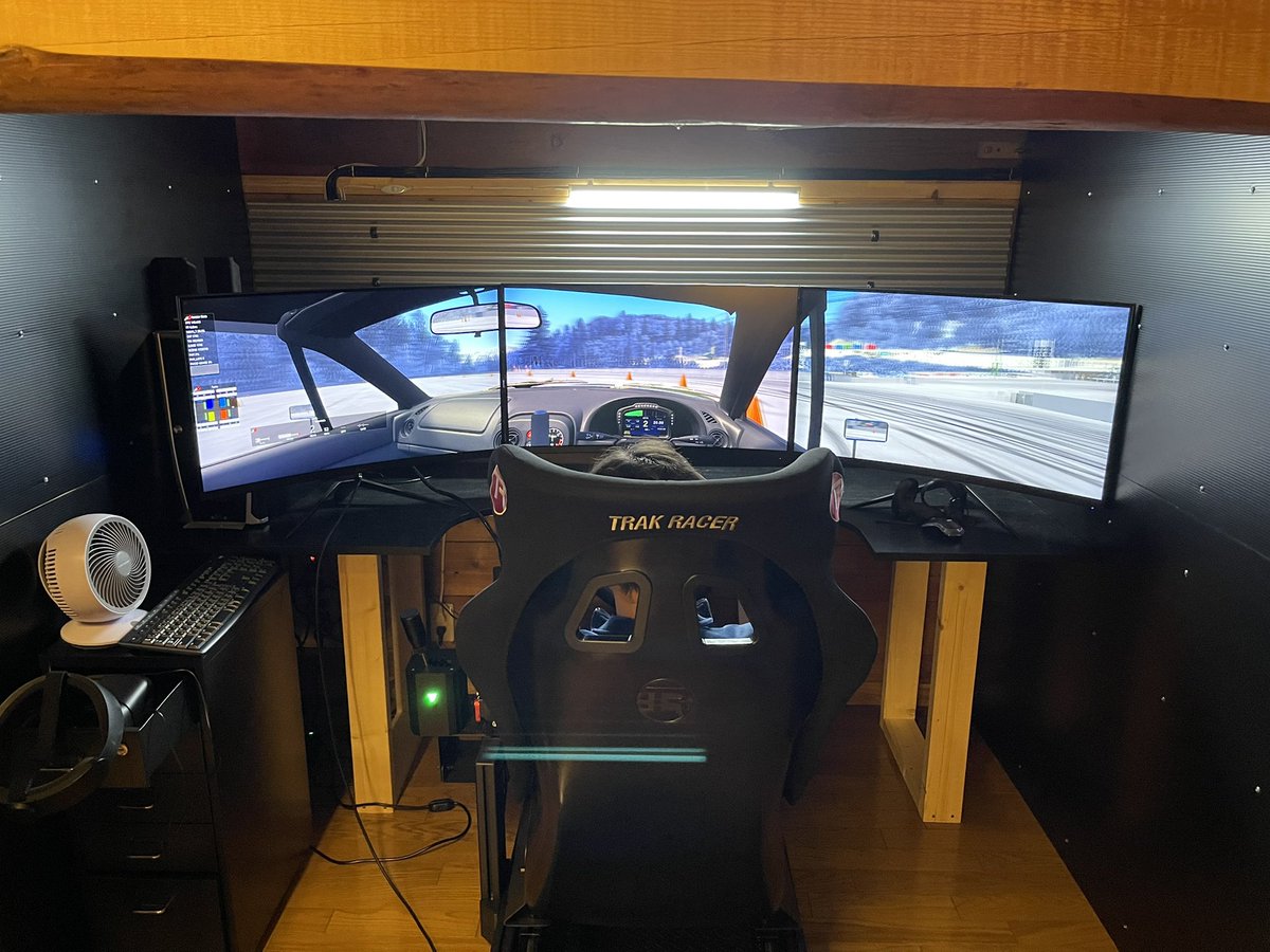 OKD_RC's tweet photo. ドリベーでラジコン🚗💨💨
近々稼働予定のドリフトシュミレーターも見せてもらった👀
少しだけ試させてもらったけどめちゃくちゃ難しかったから次行った時はしっかり練習して走れるようにしたいです💦
#ドリベー
#ラジコン
#ラジドリ
#AssettoCorsa https://t.co/3E8h514fuL
