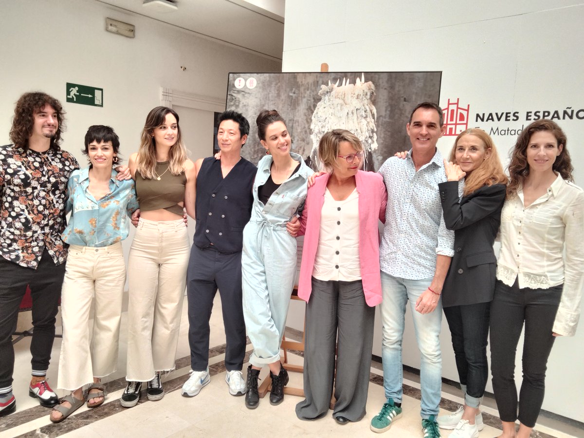 TeatroEspanol's tweet photo. Este equipo estrena mañana #QueenLear en el #TeatroEspañol, gran producción que muestra un viaje hacia la luz con gran belleza y un humor crudo. 

Más información y venta de entradas, en https://t.co/r2LDxWimKz

@monamartinez47 @LanderOtaola @EntrecajasP https://t.co/20OkihdyF7