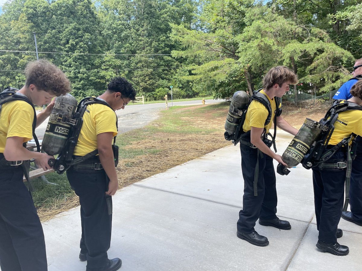 Yesterday cadets learned how to operate their air packs ⁦<a href="/MSAsafety/">MSA</a>⁩ #firecadet #CTE4pwcs