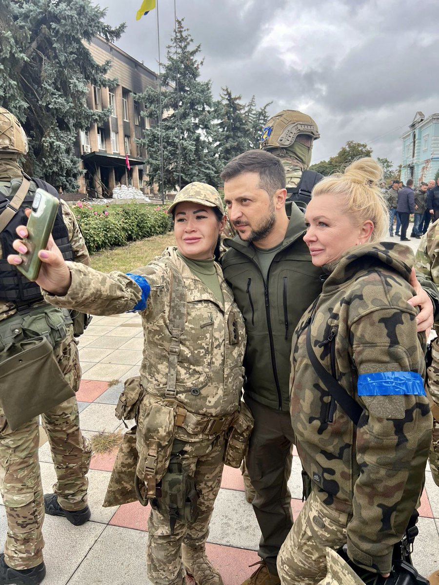Gerashchenko_en's tweet image. President @ZelenskyyUa was in Izyum today. This is not his first appearance on frontlines. 

This is bravery and camaraderie

This is support and motivation for our Defenders who see their Supreme Commander in Chief is with them.

That's very different from sitting in a bunker.