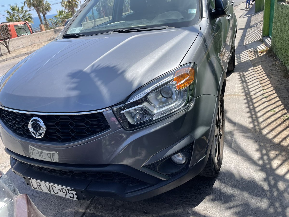 FranRojasSant's tweet photo. Que falta de respeto el dueño de este vehículo, que lamentable que exista gente sin educación. Tuve que bajar a la calle con mi guagua y mi perrita con el peligro que esto conlleva #Iquique https://t.co/7imnJ18P6R