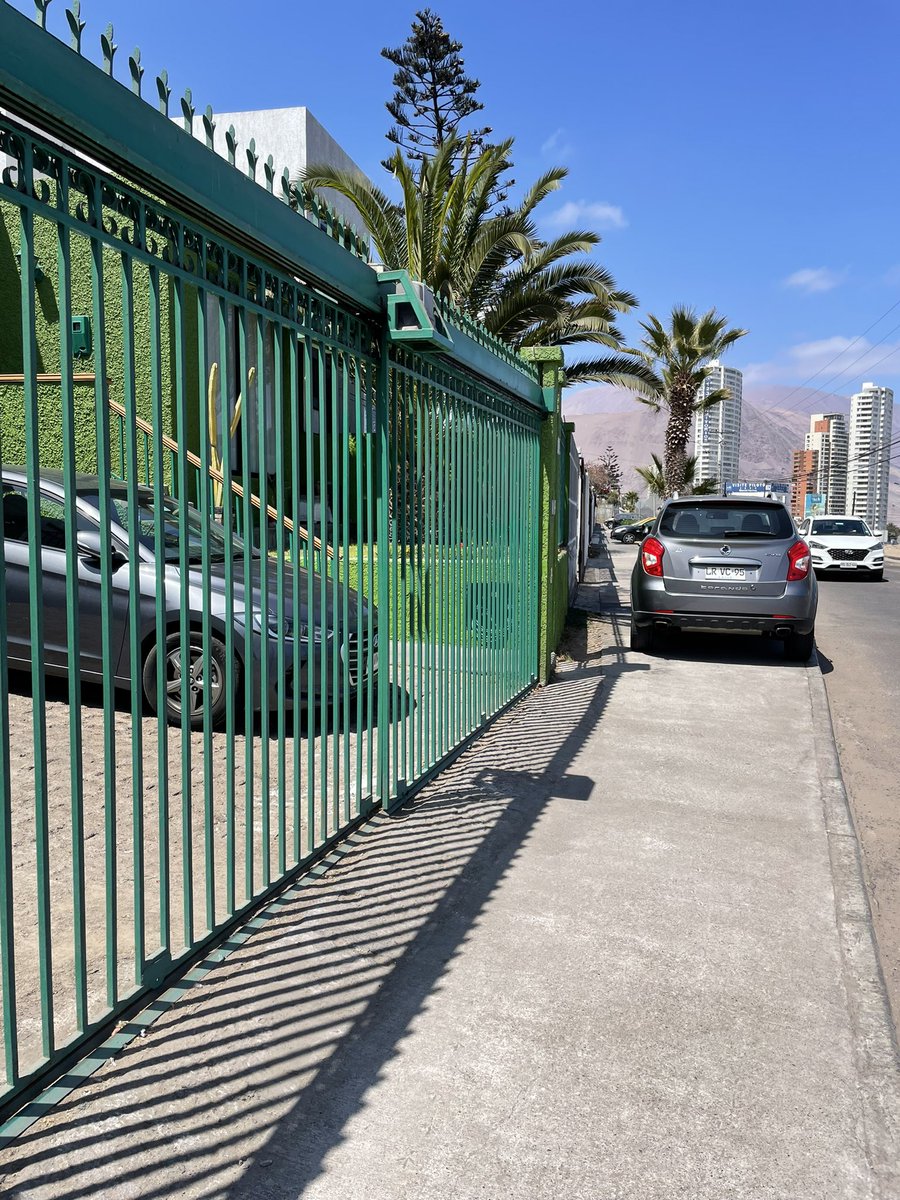 FranRojasSant's tweet photo. Que falta de respeto el dueño de este vehículo, que lamentable que exista gente sin educación. Tuve que bajar a la calle con mi guagua y mi perrita con el peligro que esto conlleva #Iquique https://t.co/7imnJ18P6R