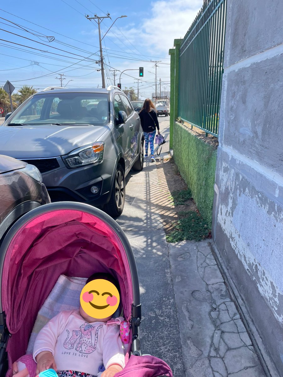 FranRojasSant's tweet photo. Que falta de respeto el dueño de este vehículo, que lamentable que exista gente sin educación. Tuve que bajar a la calle con mi guagua y mi perrita con el peligro que esto conlleva #Iquique https://t.co/7imnJ18P6R