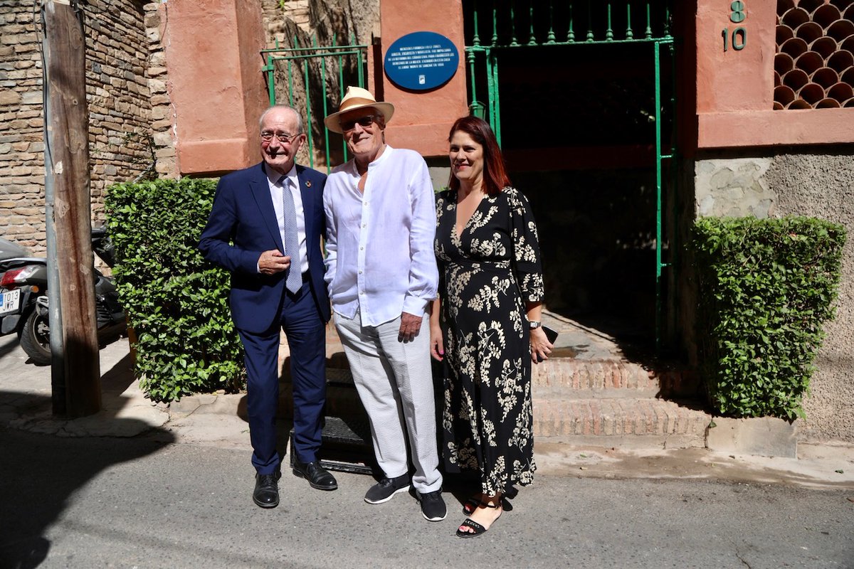 NoeliaLosadaCs's tweet photo. La mejor forma de continuar con nuestro programa #MálagaHaceHistoria no podía ser otra que con la placa de la abogada Mercedes Formica. https://t.co/RJCjhRZehi