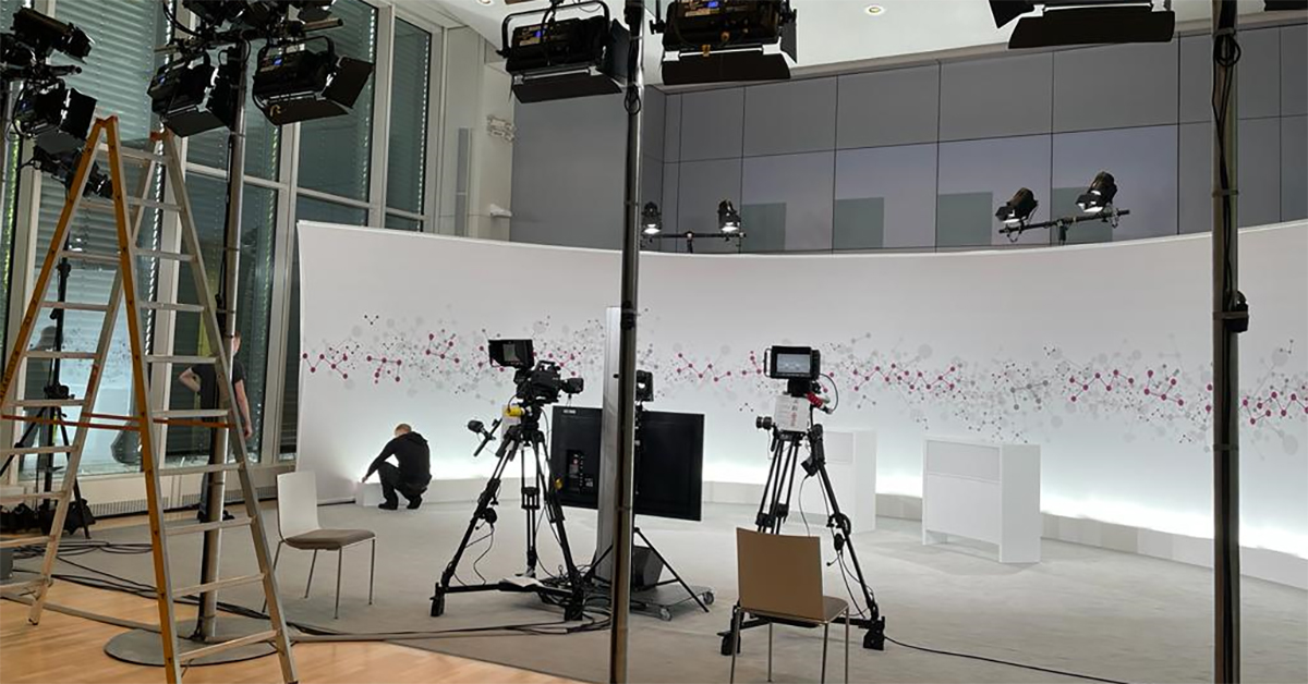 Nur noch ein Tag! Die Vorbereitungen für das Pressegespräch zu #Forschung &amp; #Entwicklung bei #Evonik laufen. Interessiert an unseren Lösungen zu mehr #Nachhaltigkeit und besserer #Gesundheit? Unser Livestream startet morgen um 10 Uhr: evonik.de/innovation #EvonikInnovation22