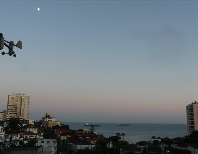 Off_Valpo's tweet photo. @NicoleLayana @MaryPosa7 @southern @Award @edgardolazo @tzingane @Oriettaf @Marigen2008 @NickoMeteo @meteoredcl @RedMeteoA @twittcafechile @MarichiValeros2 @Stove @Ocean @SouthernHawk @recreo @Norte @andyandeschile @claualdu @EmilioRifo @davidurra7 @Huesoespin @vmartinezl @EspinosaMeteo @ELTIEMPOCHV @iMetGeo @alexismalll amanecer frío y despejado (con horario de verano) en #Viña_del_Mar y la #Luna en fase "menguante" gibosa; petrolero @Antofagasta 🇨🇱(CL) buques de carga #Stove_Ocean 🇳🇴(NO) y #Southern_Hawk 🇸🇬(SG) fondeados a la gira frente a #Recreo y meciéndose con las #marejadas desde el #SW https://t.co/a9u6GZpOw5
