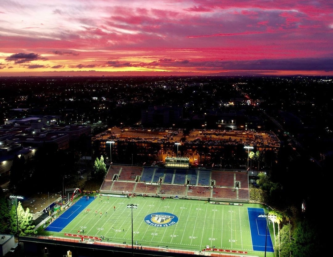 As the sun sets on #SantaAnaBowl, we take in the beauty of the newly installed @FieldTurf at the iconic venue 🏟️ Home to the legendary Monarchs @MDFootball - Thank you for your trust @CityofSantaAna - #youthfootball #highschoolfootball #materdei #cityofsantaana