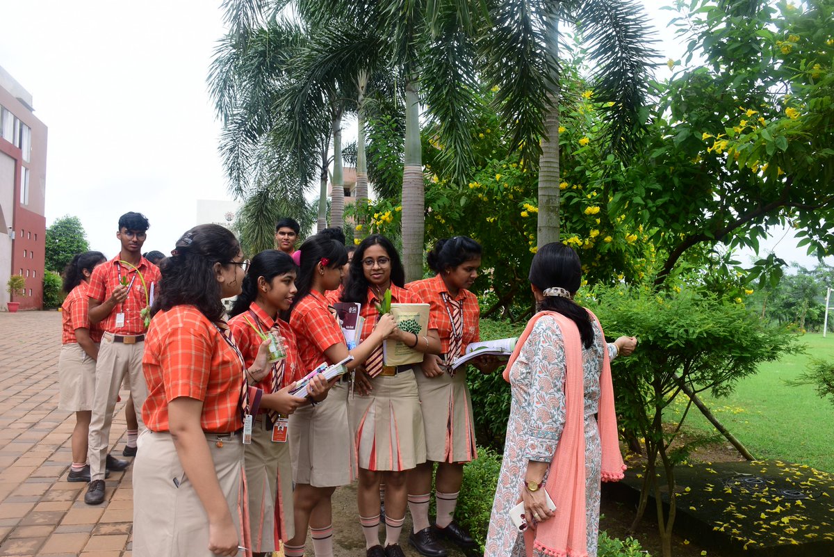 SAI_Edu_In's tweet photo. Class XI SAIoneers from the Biology stream attended their class amidst plants to study about Morphology in plants.
#phyllotaxy
#venation
#inflorescence https://t.co/5VUMmw9riC
