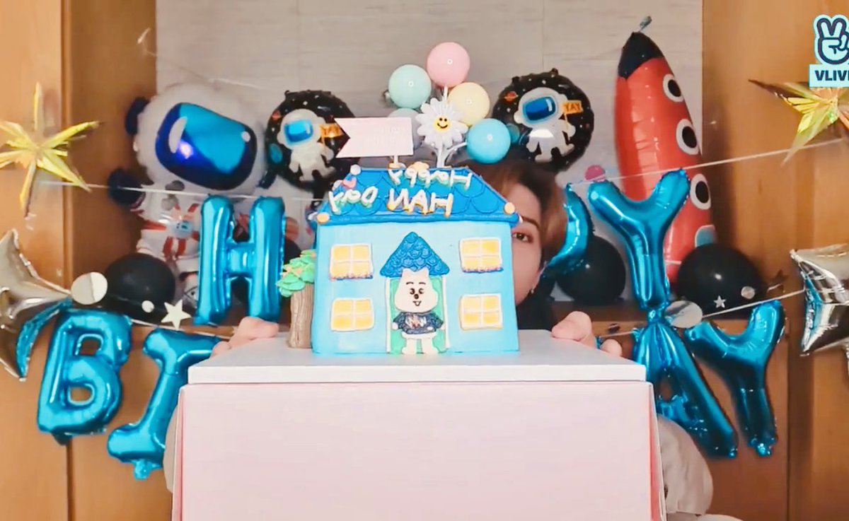 skzshots's tweet photo. our birthday boy! 🐿️ https://t.co/b4ivNw0cFu