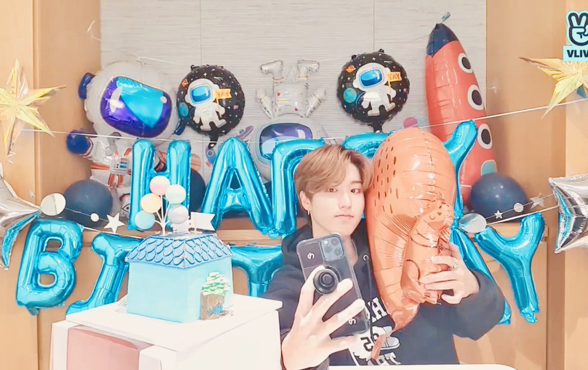 skzshots's tweet photo. our birthday boy! 🐿️ https://t.co/b4ivNw0cFu