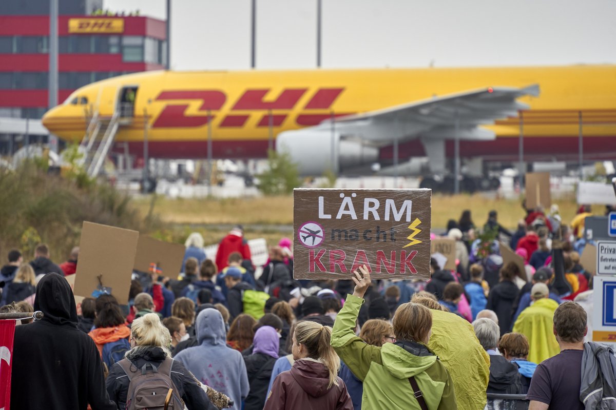 StayGroundedNet's tweet photo. Transformation not Expansion! 

@TransformLEJ recently staged actions to oppose the expansion of the #Leipzig/Halle airport primarily for DHL📫-  our recap here! 
 
https://t.co/CuSmjxbLYk

#transformLEJ  #RückbaustattAusbau #cancelLEJ #RückbauLEJ #climatejusticenow #LE3007 https://t.co/Ptsz7kBmcV