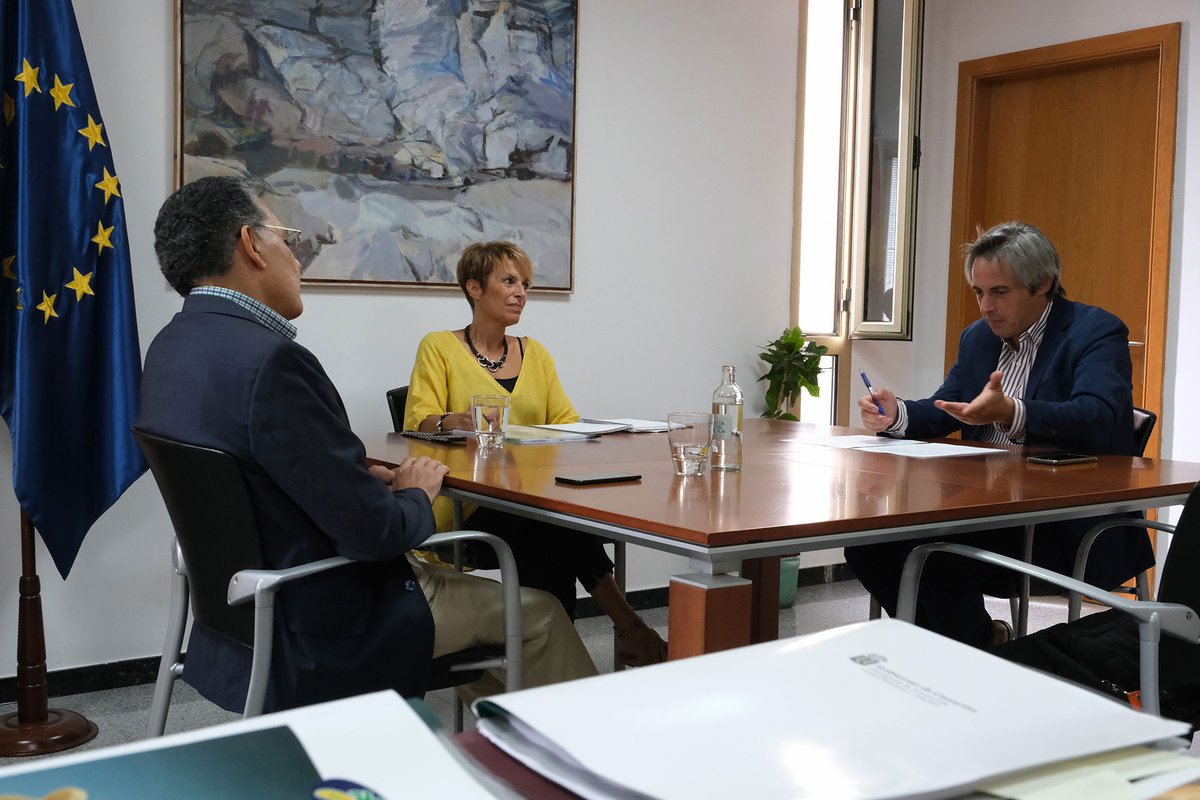 EICAGobCan's tweet photo. 📸La consejera #EcoGobCan, @Elenamanez, y el director de la @agenciaiisi, @caconavarro, avanzan el diseño de la Estrategia #CanaryChip con el catedrático de #Tecnología #Electrónica de la @ULPGC @IUMAnews Antonio Núñez💻 https://t.co/AFoojd5M4F