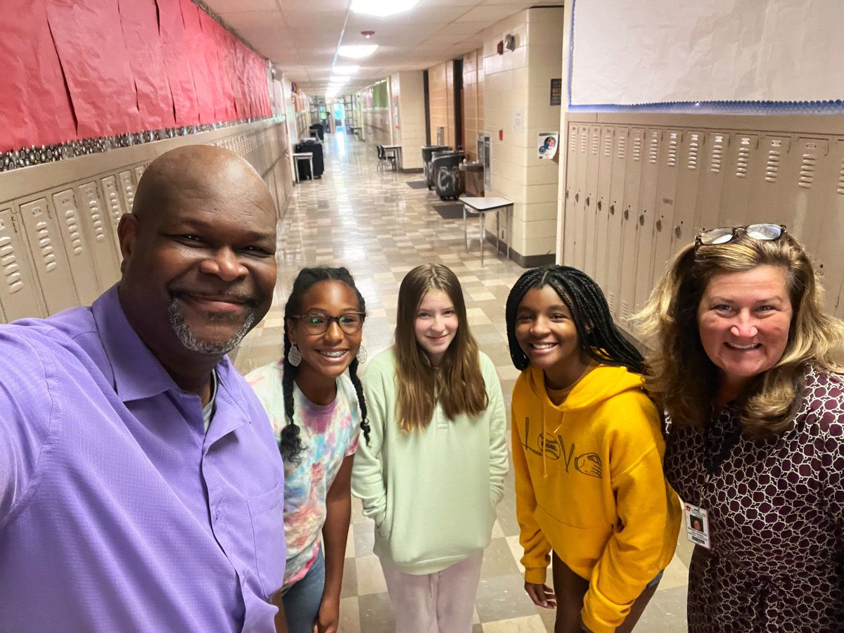 PaulForbesNYC's tweet photo. Had an AMAZING time at @EarlElementary where I was greeted by 3 student ambassadors who took me to visit classrooms. Thank you 👏🏾🙏🏽 

@StaceyDewitt5 I wish you could have heard the amazing discussion by 5th graders(!!) re: the @DefiningUs title slide.

@DrRLRocks @Kathy_Ruggeberg https://t.co/Ri7Vf0LiZF