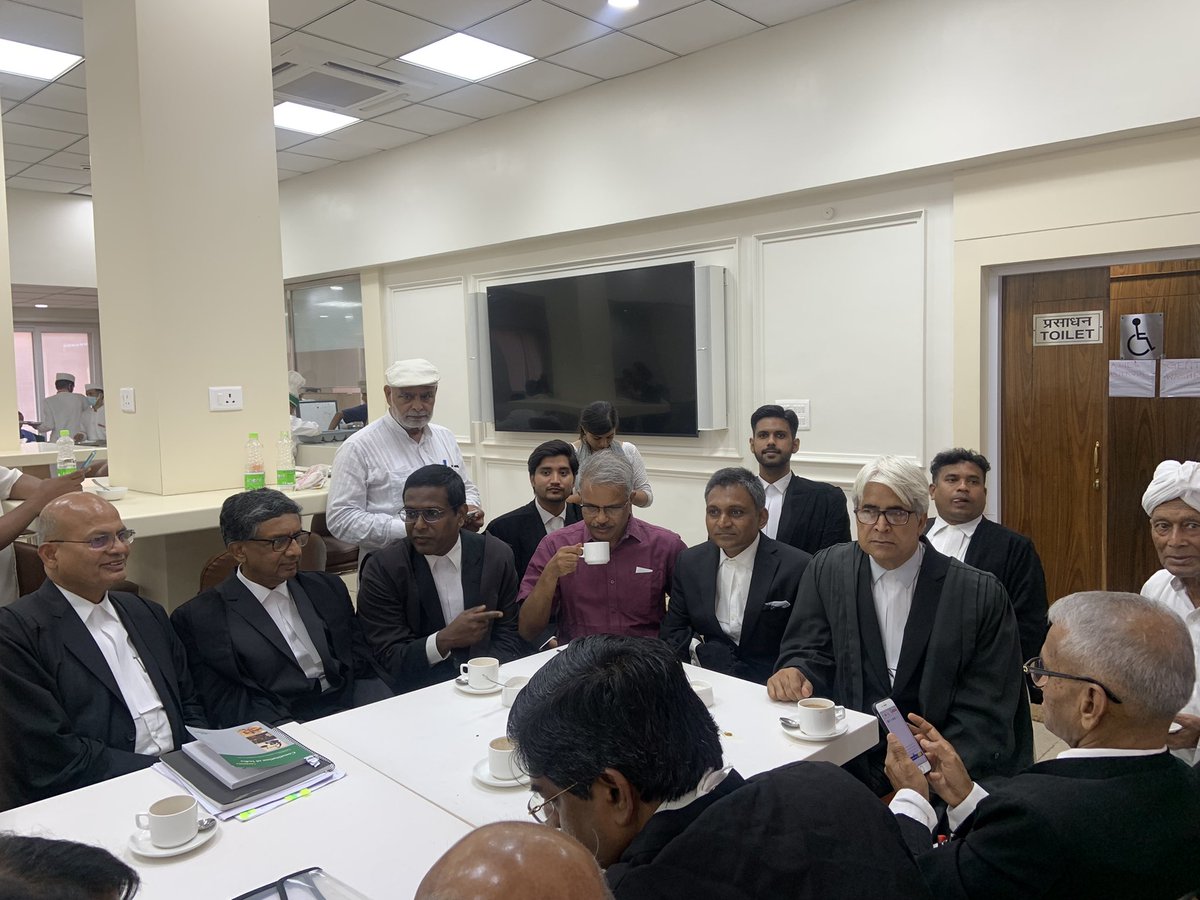 Profdilipmandal's tweet photo. EWS यानी सुदामा कोटा की असंवैधानिकता पर सुनवायी के बाद सुप्रीम कोर्ट के कॉफी हाउस में। पिछड़ा वर्ग आयोग के अध्यक्ष रहे जस्टिस ईश्वरैया, कर्नाटक के पूर्व एडवोकेट जनरल प्रो. रविवर्मा कुमार, डीएमके सांसद @PWilsonDMK, सीनियर एडवोकेट के.एस. चौहान, नितिन मेश्राम जी! सुनवाई जारी रहेगी https://t.co/SnGpnIn2Di