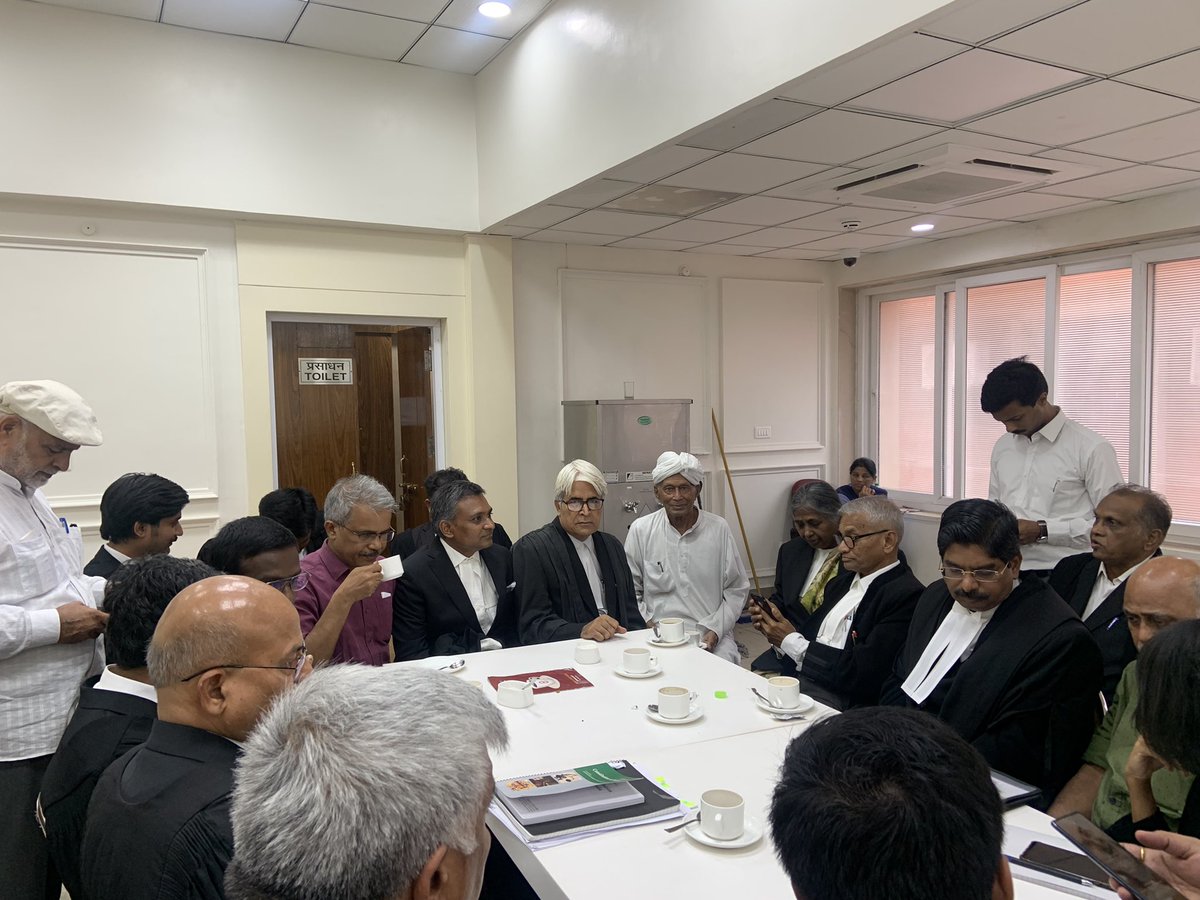 Profdilipmandal's tweet photo. EWS यानी सुदामा कोटा की असंवैधानिकता पर सुनवायी के बाद सुप्रीम कोर्ट के कॉफी हाउस में। पिछड़ा वर्ग आयोग के अध्यक्ष रहे जस्टिस ईश्वरैया, कर्नाटक के पूर्व एडवोकेट जनरल प्रो. रविवर्मा कुमार, डीएमके सांसद @PWilsonDMK, सीनियर एडवोकेट के.एस. चौहान, नितिन मेश्राम जी! सुनवाई जारी रहेगी https://t.co/SnGpnIn2Di