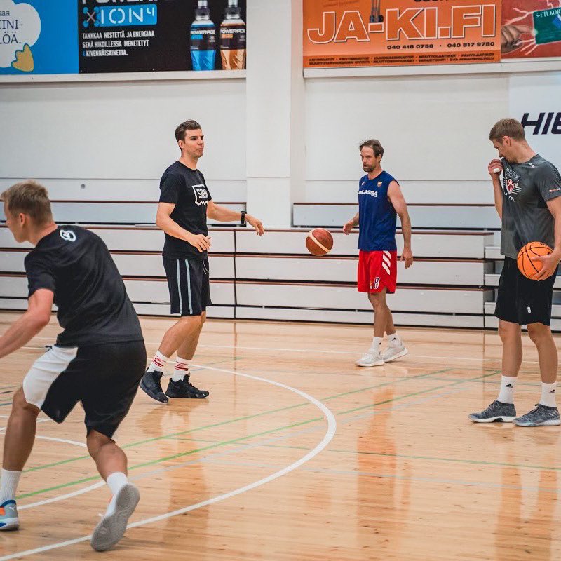 SAHAtraining's tweet photo. KIITOS @KoponenPetteri 🙌💯🙏 Kiitos vuosien yhteistyöstä, mahdollisuudesta seurata matkaasi läheltä ja ennen kaikkea esimerkistä muille, oman polun kulkemisesta ja kaikesta mitä upea urasi on tuonut. Sanoja olisi paljon, mutta merkkejä liian vähän. Kiitos 🎩 #susijengi https://t.co/LcXRQlf9JO