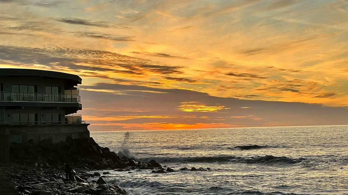 'You must be the change you wish to see in the world.' Westward Ho, everybody! Credits to Janet Greatbatch #StaySafe #westwardhobeach #northdevon @GreatDevonDays @lovenorthdevon @visitdevonbiz