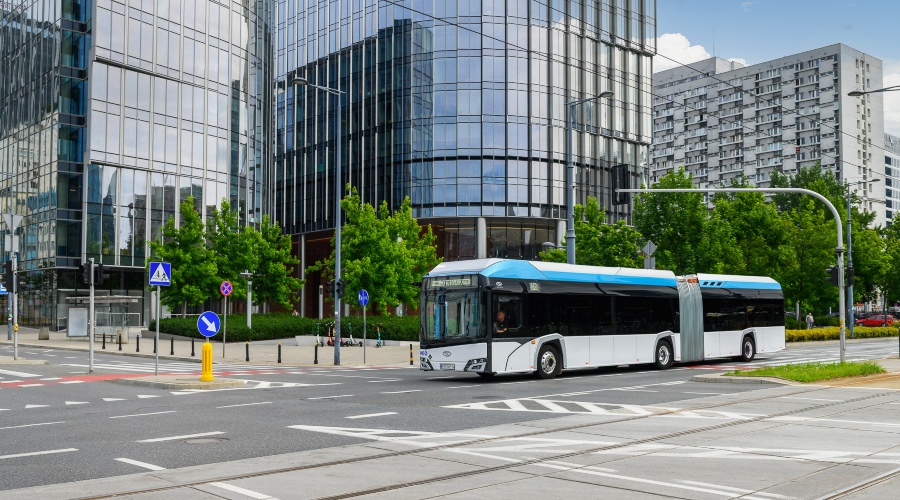 fuelcellsworks's tweet photo. Unveiling of the #Urbino18 #HydrogenBus Along With #SolarisTalks 2022 - #Solaris’s new articulated Urbino 18 #hydrogen bus was shown to the public for the first time ever - https://t.co/3jfVeJJMGt #HydrogenNow #HydrogenEconomy #HydrogenNews #H2 #FuelCell #Decarbonise #CleanEnergy https://t.co/xFgvlEBSaW