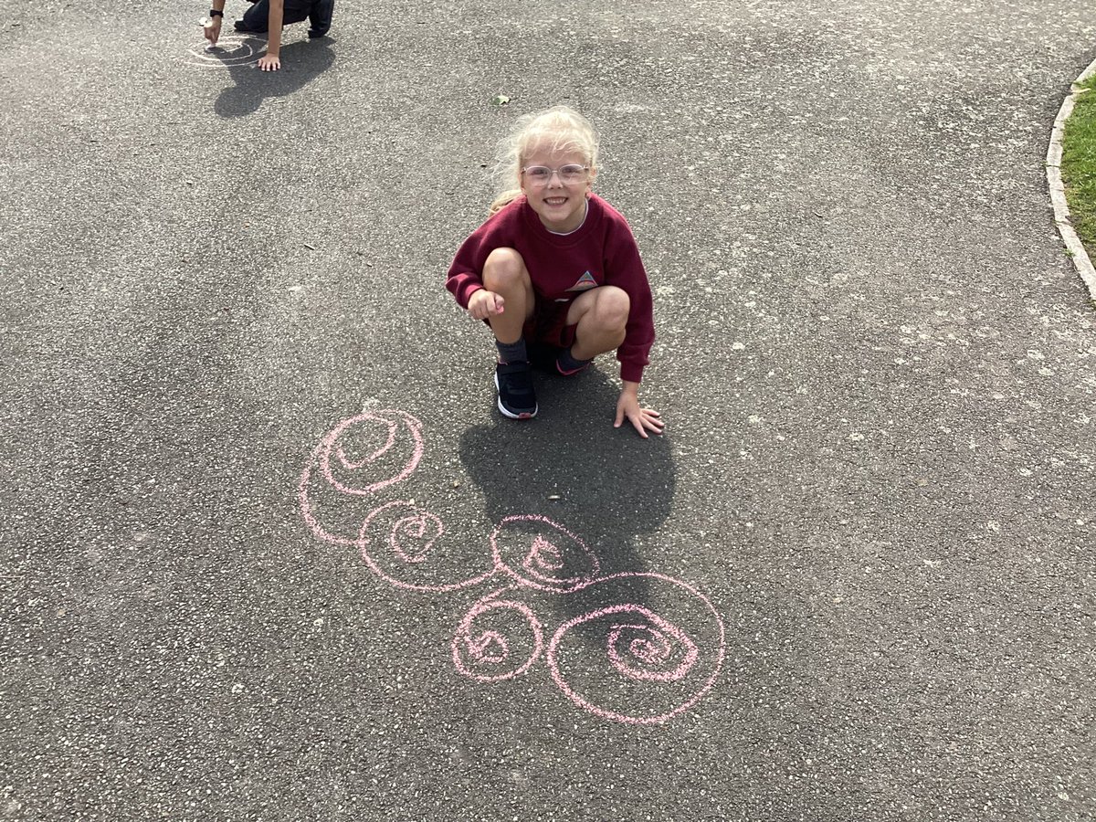 MissFlynnMLP's tweet photo. Year 2 did some beautiful spiral art this afternoon. They used the chalks to create artwork on the playground. #spiralart #artfocus #onlythebest @MabLanePri @MrsRyanMLP 🌈 https://t.co/ScLqFNfnLC