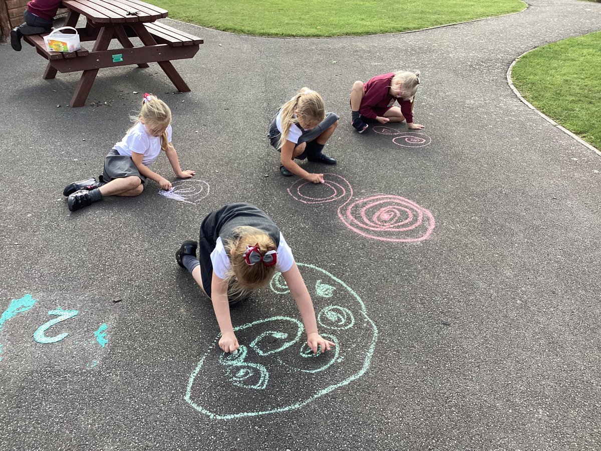 MissFlynnMLP's tweet photo. Year 2 did some beautiful spiral art this afternoon. They used the chalks to create artwork on the playground. #spiralart #artfocus #onlythebest @MabLanePri @MrsRyanMLP 🌈 https://t.co/ScLqFNfnLC