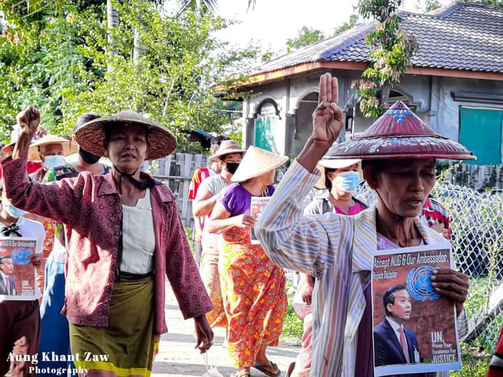 miN13700's tweet photo. For the @UN continued recognition of Ambassador U Kyaw Moe Tun, the protesters of Chindwin West Bank Strike in Sagaing Region continued their daily protest against the murderous military dictator on Sep 14.

#UN_ProveYourExistence4Justice
#2022Sept14Coup
#WhatsHappeninglnMyanmar https://t.co/MLR9YTzLi4