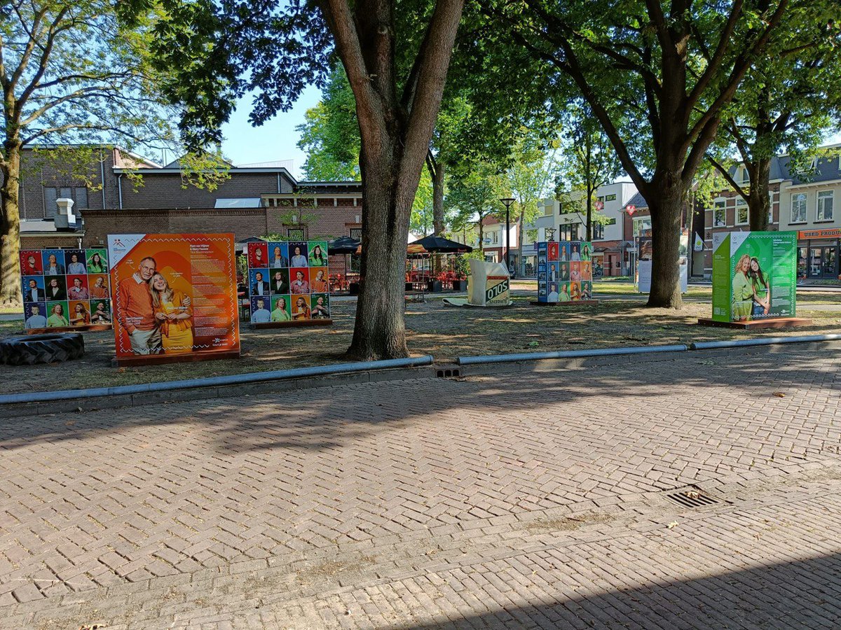 hethooghuis's tweet photo. Onze kleurrijke expositie is terug in Oss! Kom jij de persoonlijke verhalen van (oud-)leerlingen bekijken aan het Sint Barbaraplein (achter de Groene Engel)? https://t.co/pt20m8YMad