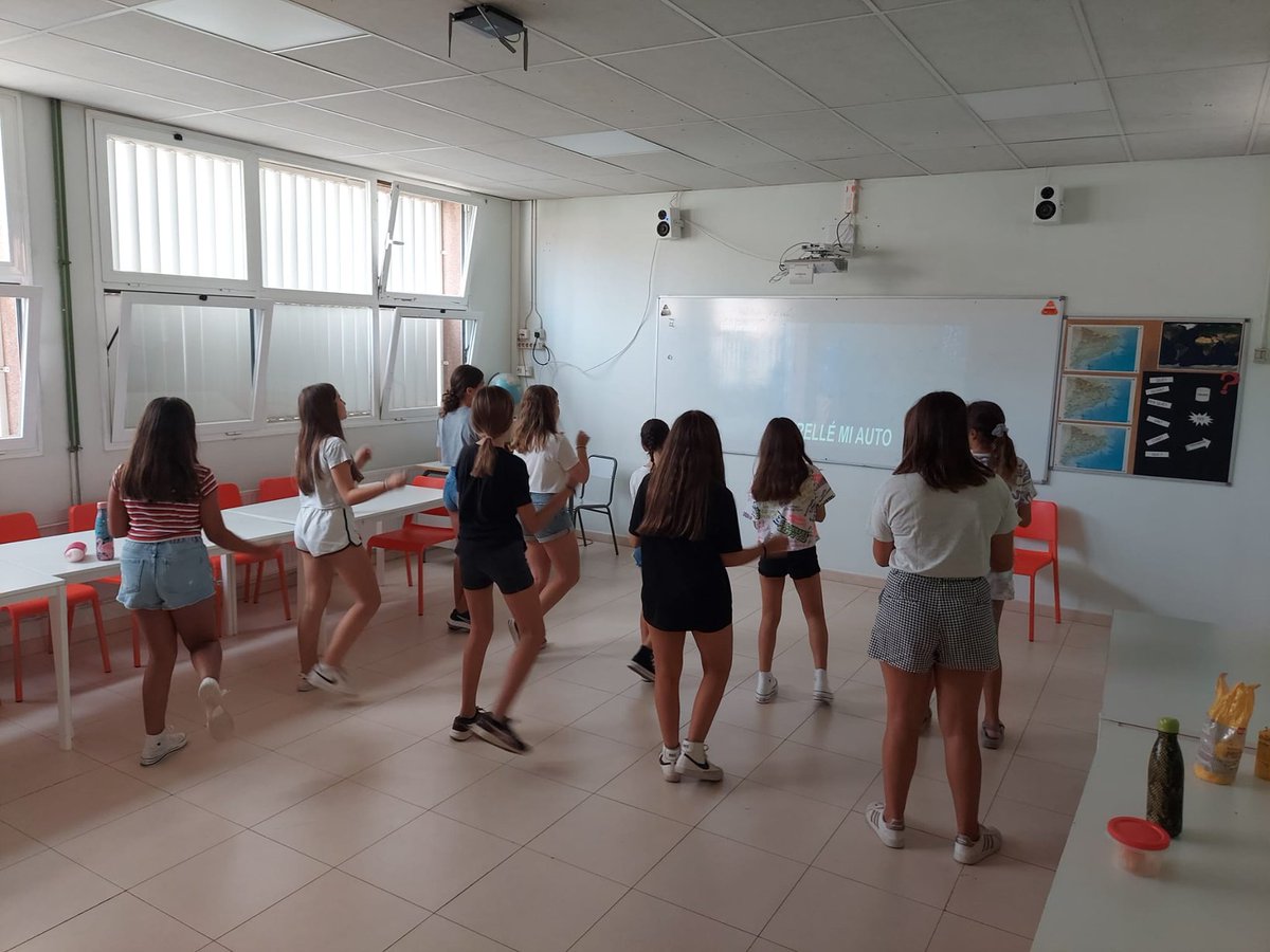 virolai_molins's tweet photo. Esbarjo dinamitzat amb el #projectepatis 3-18 . A cada racó, una activitat física! A l'espai croma, fem coreos! #secundaris https://t.co/Kf4P22wozI