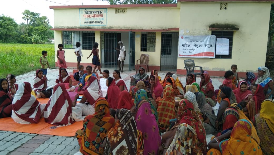 Icdssamastipur1's tweet photo. राष्ट्रीय पोषण माह के उपलक्ष में  विभिन्न आंगनबाड़ी केंद्रों पर पोषण पंचायत का आयोजन किया गया| जिसमें आंगनबाड़ी सेविकाओं द्वारा ग्रामीणों को पोषण के सूत्रों से अवगत करवाया गया|एवं आसपास के स्थानीय फलों एवं सब्जियों के बारे में भी बताया गया जिसमें भरपूर पोषक तत्व उपलब्ध है| https://t.co/JZcflhMPCW