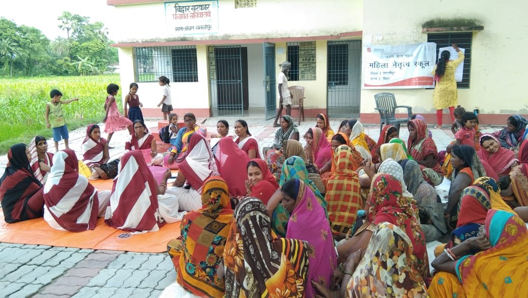 Icdssamastipur1's tweet photo. राष्ट्रीय पोषण माह के उपलक्ष में  विभिन्न आंगनबाड़ी केंद्रों पर पोषण पंचायत का आयोजन किया गया| जिसमें आंगनबाड़ी सेविकाओं द्वारा ग्रामीणों को पोषण के सूत्रों से अवगत करवाया गया|एवं आसपास के स्थानीय फलों एवं सब्जियों के बारे में भी बताया गया जिसमें भरपूर पोषक तत्व उपलब्ध है| https://t.co/JZcflhMPCW