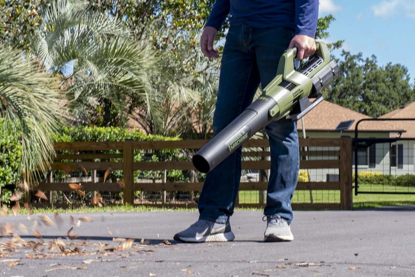 ProToolReviews's tweet photo. We brought in the @greenmachineus 655 CFM battery-powered leaf blower to see what it has to offer!
#tools #leaves #protoolreviews #ptrgrm22
https://t.co/12oETfD14l https://t.co/GyqOKGdxWi