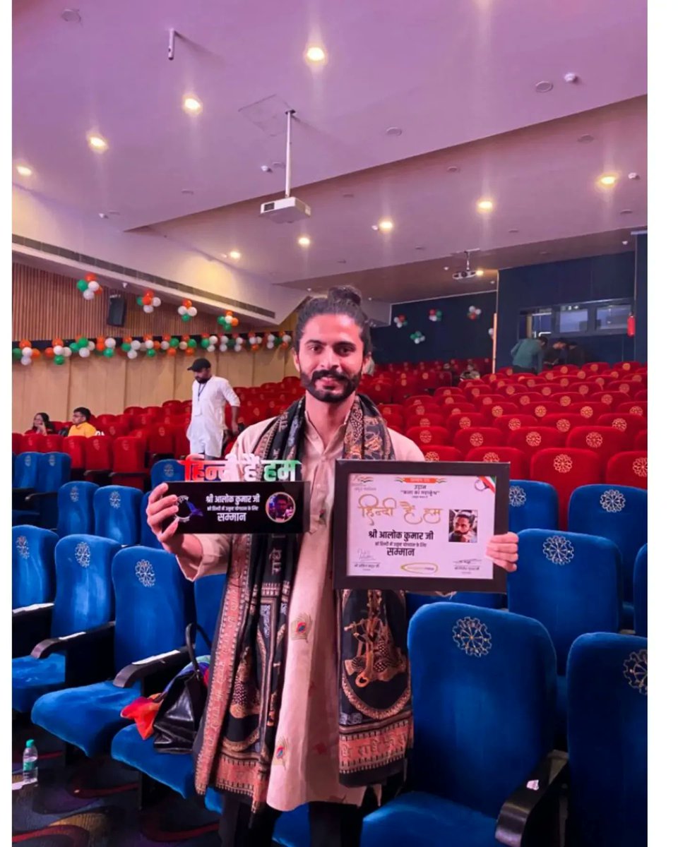 TheToakShow's tweet photo. @TheToakShow जहां कहीं भी होगा सनातन हिन्दू और उसकी भारतीयता के लिए दहाड़ेगा 🚩🕉️
आप सभी का आशीर्वाद और धन्यवाद् 🙏
जय श्री राम ❤️‍🔥 https://t.co/5SzKDEaNYZ
