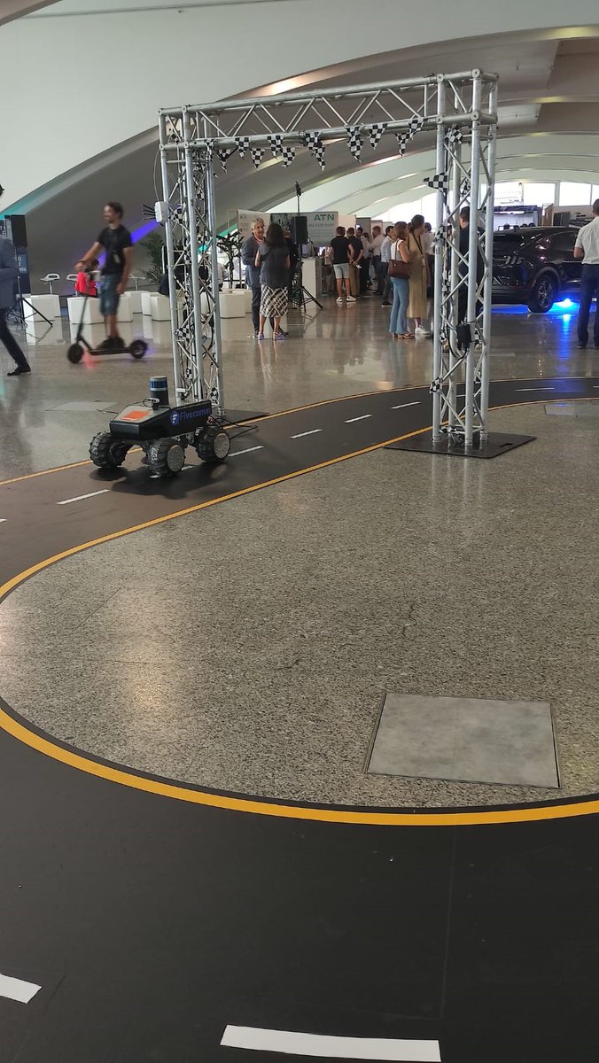 Hoy estamos disfrutando en #SMV2022 con nuestra demo de conducción remota y #Radar5G. Desde Fivecomm y @A4radar mostramos cómo la hibridación de las tecnologías #5G y #radar puede mejorar la movilidad en nuestras ciudades y la logística en nuestro tejido industrial.<a href="/MobilityVlc/">Mobility Innovation Vlc</a>