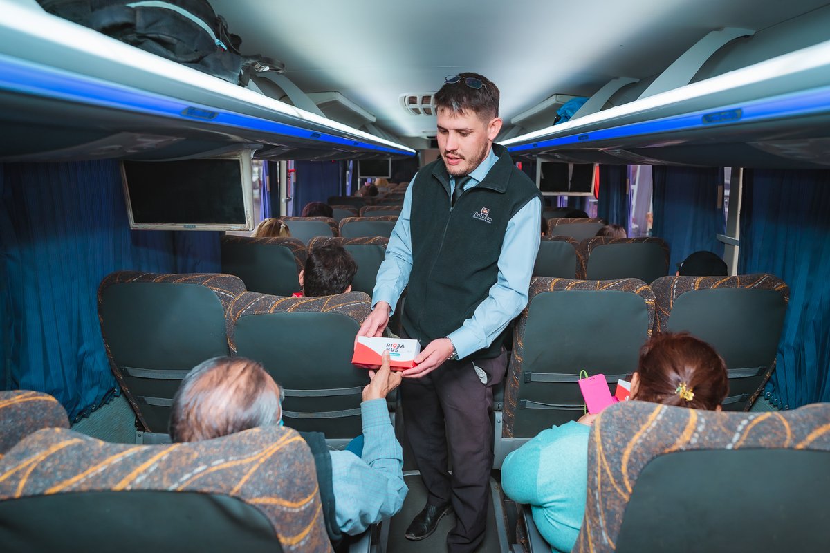 rbinterurbano's tweet photo. Sumamos más servicios a nuestros recorridos de mayor distancia ✊🏻🚌

Les brindamos un pequeño refrigerio a nuestros pasajeros y pasajeras para que viajen cada vez mejor 😍

¡Sabemos lo importante que es llegar! https://t.co/WfpoRuSu3D
