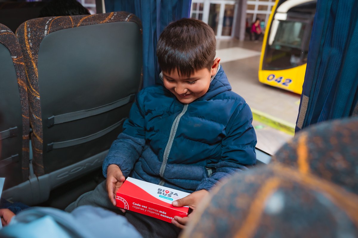 rbinterurbano's tweet photo. Sumamos más servicios a nuestros recorridos de mayor distancia ✊🏻🚌

Les brindamos un pequeño refrigerio a nuestros pasajeros y pasajeras para que viajen cada vez mejor 😍

¡Sabemos lo importante que es llegar! https://t.co/WfpoRuSu3D