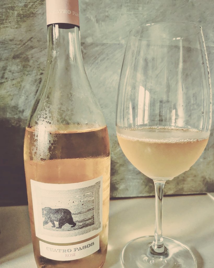 El #rosé de #cuatropasos es 💯 #mencia de viñedos de suelos arcillosos. 
Se realiza una pre-maceración de pocas horas y luego a inox con control de temperatura.
Es fresco, mineral, fruta roja ácida, pomelo, equilibrio total🙌
#cacabelos #elvinodeloso <a href="/BodMartinCodax/">BodegasMartínCódax</a> <a href="/DOBierzo/">C.R.D.O. Bierzo</a>