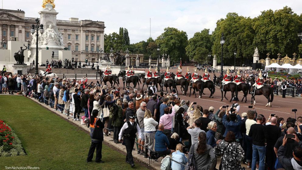 Today, a procession will take Queen Elizabeth’s coffin from Buckingham