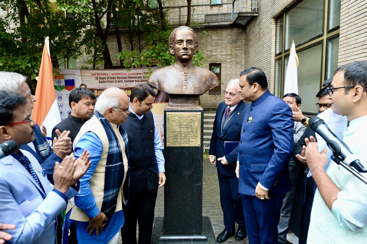 Dev_Fadnavis's tweet photo. Assembly Speaker @rahulnarwekar, @iccr_hq President @Vinay1011 ji, MLA @SunilKambleBJP, officials from @IndEmbMoscow and officials from #MumbaiUniversity too were present on this momentous occasion.
A film was shown too on the life of LokShahir Annabhau Sathe. https://t.co/XnrvIbB3cs