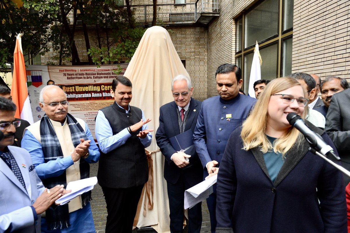 Dev_Fadnavis's tweet photo. Assembly Speaker @rahulnarwekar, @iccr_hq President @Vinay1011 ji, MLA @SunilKambleBJP, officials from @IndEmbMoscow and officials from #MumbaiUniversity too were present on this momentous occasion.
A film was shown too on the life of LokShahir Annabhau Sathe. https://t.co/XnrvIbB3cs