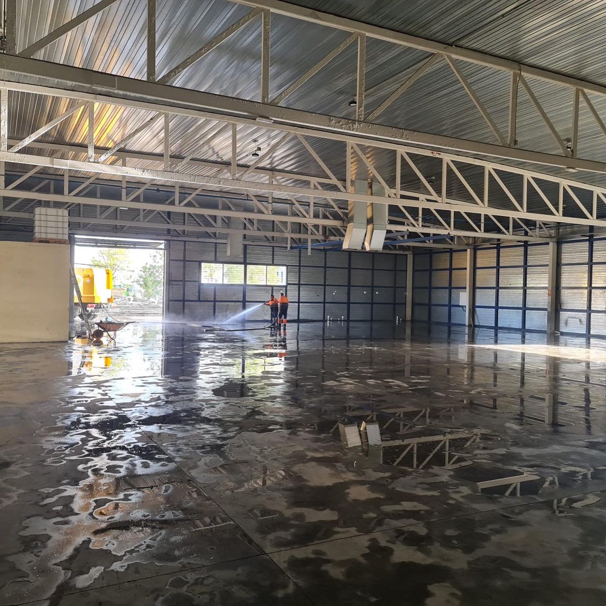 B_Alim_Sev's tweet photo. Una vez más, se ha reafirmado el compromiso🫶🏼 de las empresas sevillanas con el @B_Alim_Sev 💙.
Gracias al equipo de @LipasamSevilla ya está preparada nuestra nave para recibir y repartir los alimentos del #ProgramaFEAD
#BancodeAlimentos
#Sevilla https://t.co/aL2FjqODB6