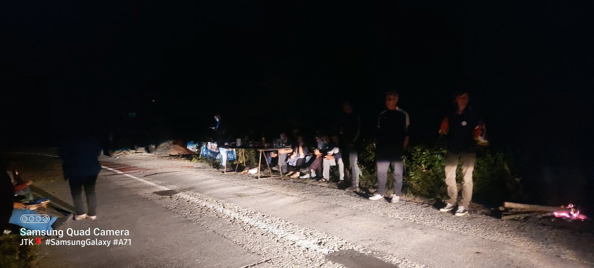 JelenaMKandic's tweet photo. Grožđe lično iz našeg vinograda u Levču na 4km vazdušnom linijom od Kaludre gde je kompanija #NovaCentauriBeograd juče pokušala da kopa istražnom bušotinom #REK4.

Podrška hrabrim i neustrašivim Levčanima juče do duboko u noć.

Šta još imate javno da lupetate i da se blamirate? https://t.co/IUSyXFC0hM