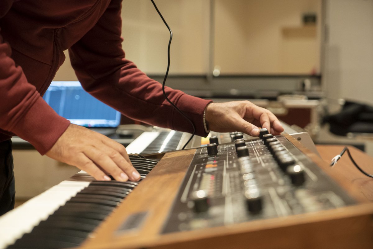 Après son passage en 2018 pour le @FestivalDaysOff, @Murcof est de retour dans nos murs pour essayer deux instruments mythiques, un Jupiter 8 de Roland et un Prophet 5 de Sequential Circuits, deux synthétiseurs du Musée de la Musique. #PhilharmonieDeParis #murcof