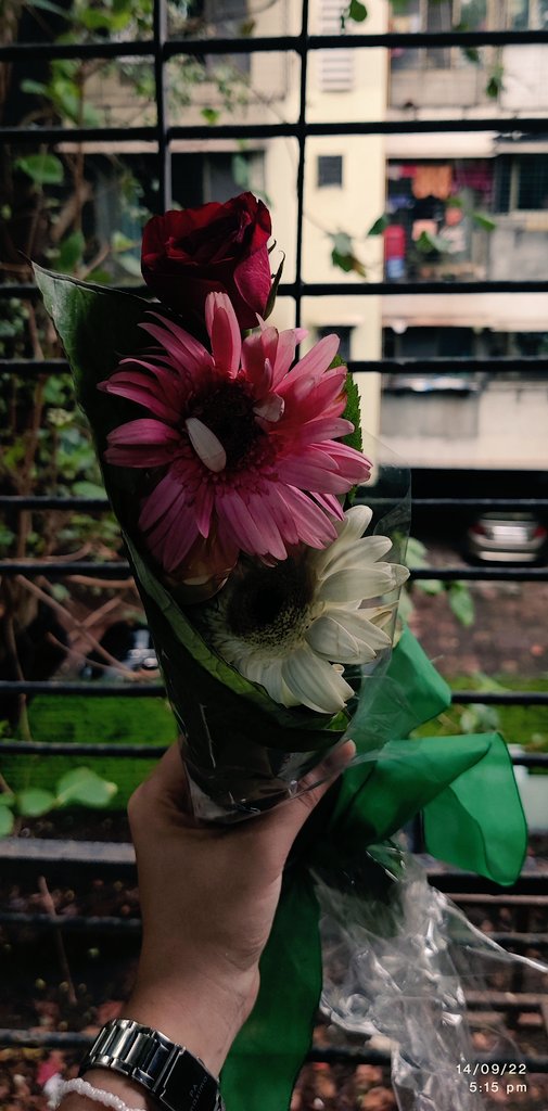 suggestmeone1's tweet photo. some people are just really kind 💗aren't these flowers just so beautiful 🌸 https://t.co/N1bueMNALv