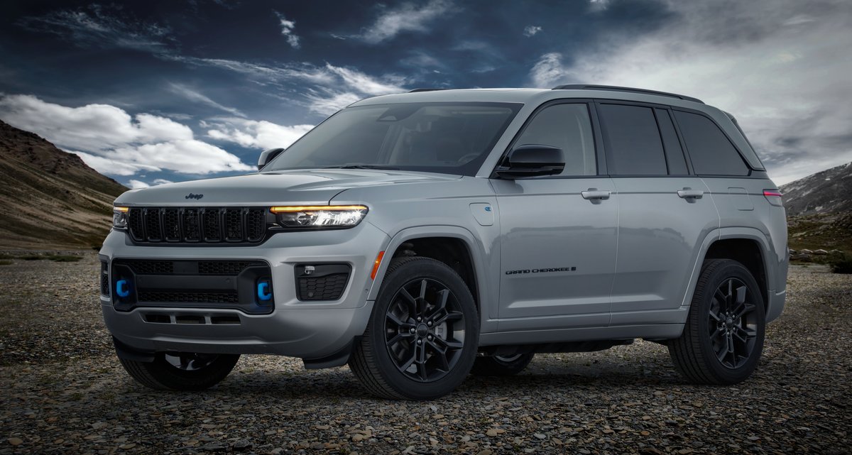 StellantisNA's tweet photo. #Jeep® celebrates 30 years of the most awarded SUV ever with the debut of the 2023 @Jeep Grand Cherokee 4xe 30th Anniversary edition at @NAIASDetroit.
#4xe #GrandCherokee #DetroitAutoShow2022 

Details: https://t.co/zNMBWStAc4 https://t.co/5DAdK5ut5t