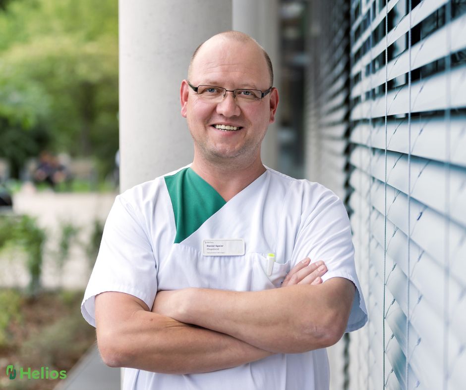 Schnelleinstieg in die #Pflege: #Krankenpflegehelfer Daniel verrät, warum sein #Job ein Glücksgriff ist: „Ich hätte es nicht besser treffen können. “ Die Geschichte 🔗 fcld.ly/m847kn3  #pflegeberlin #pflegedeinezukunft #pflegeausbildung #pflegefachassistent #helios