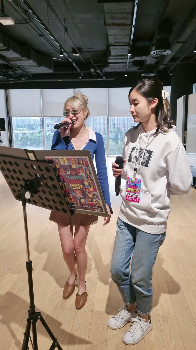kamikaze_music's tweet photo. บุกห้องซ้อมโฟร์-มด DAY1 พร้อมรับความสดใสของพวกเรารึยังงงง วัยรุ่นกามิ💖💖
#โฟร์มด #FourMod #โตมากับกามิ #KamikazeParty2022 https://t.co/2wgVDS4crd
